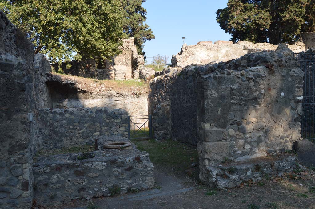 HGE16 Pompeii. October 2017. Looking east towards entrance doorway, marked with doorway No.15.
Foto Taylor Lauritsen, ERC Grant 681269 D�COR.

