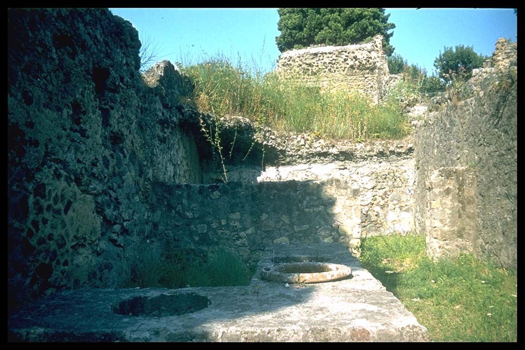 HGE16 Pompeii. Looking east across counter to rear room.
Photographed 1970-79 by G�nther Einhorn, picture courtesy of his son Ralf Einhorn.
