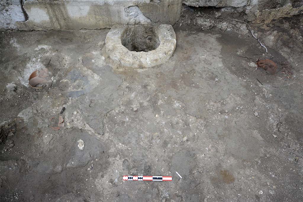 Fig. 16 – Puits et dernier niveau de sol visible dans la pièce 1 de la boutique 28.
Pris du sud.
B. Lemaire, EFR/CJB.
