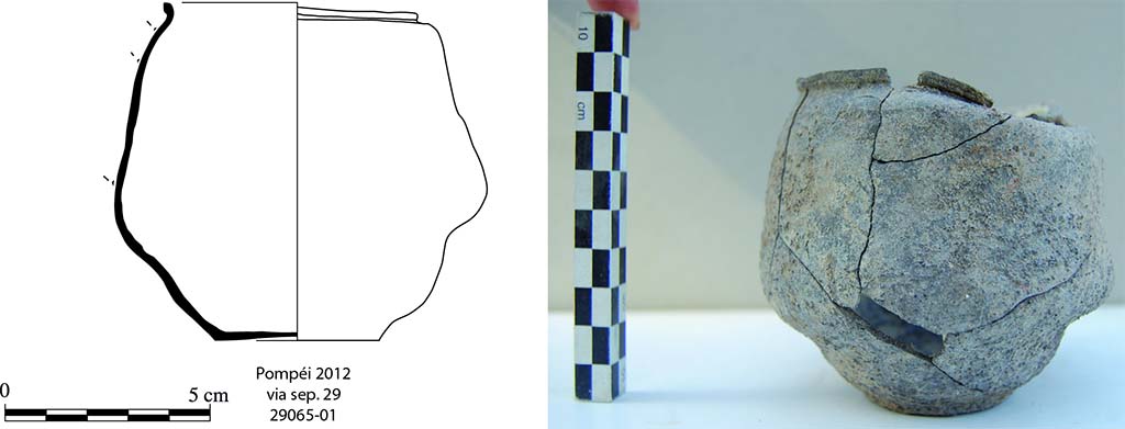 Fig. 4 - Pompéi. Dessin et photo d’un gobelet à paroi fine déformé par la cuisson.
A. Lacombe.