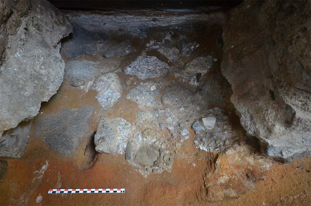 Fig. 5 - HGE29 Pomp�i. D�tail des niveaux de construction du four � l�int�rieur de l�alandier.  
Photo � Centre Jean B�rard. 
