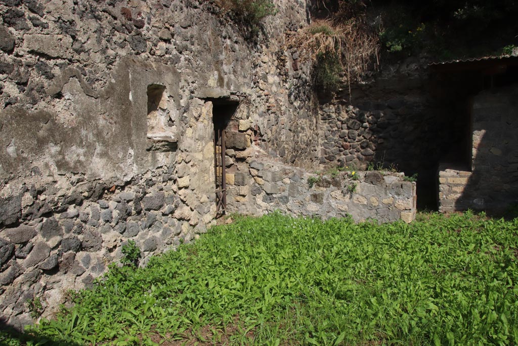 HGE29 Pompeii. October 2023. 
Looking east along north wall of room 1 with niche and doorway into HGE30. Photo courtesy of Klaus Heese.
