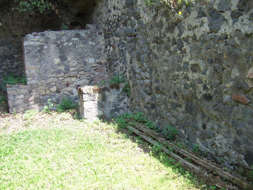 HGE29 Pompeii. May 2006. South wall of room 1.
