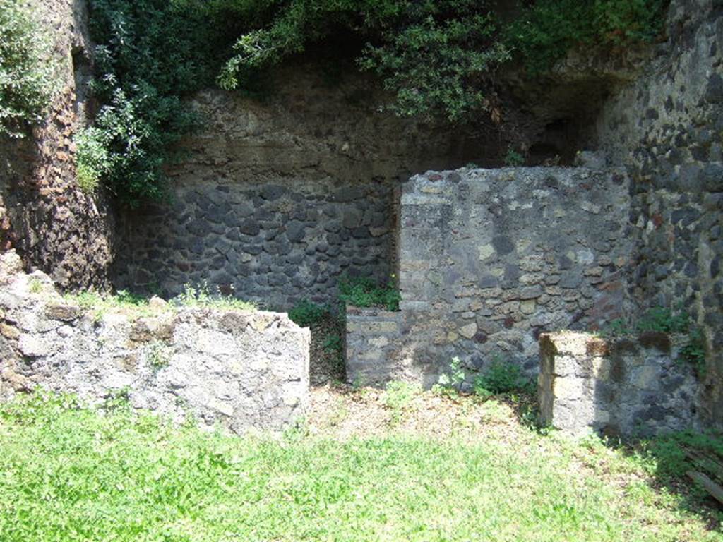 HGE29 Pompeii. May 2006. Looking east to rear room 2.