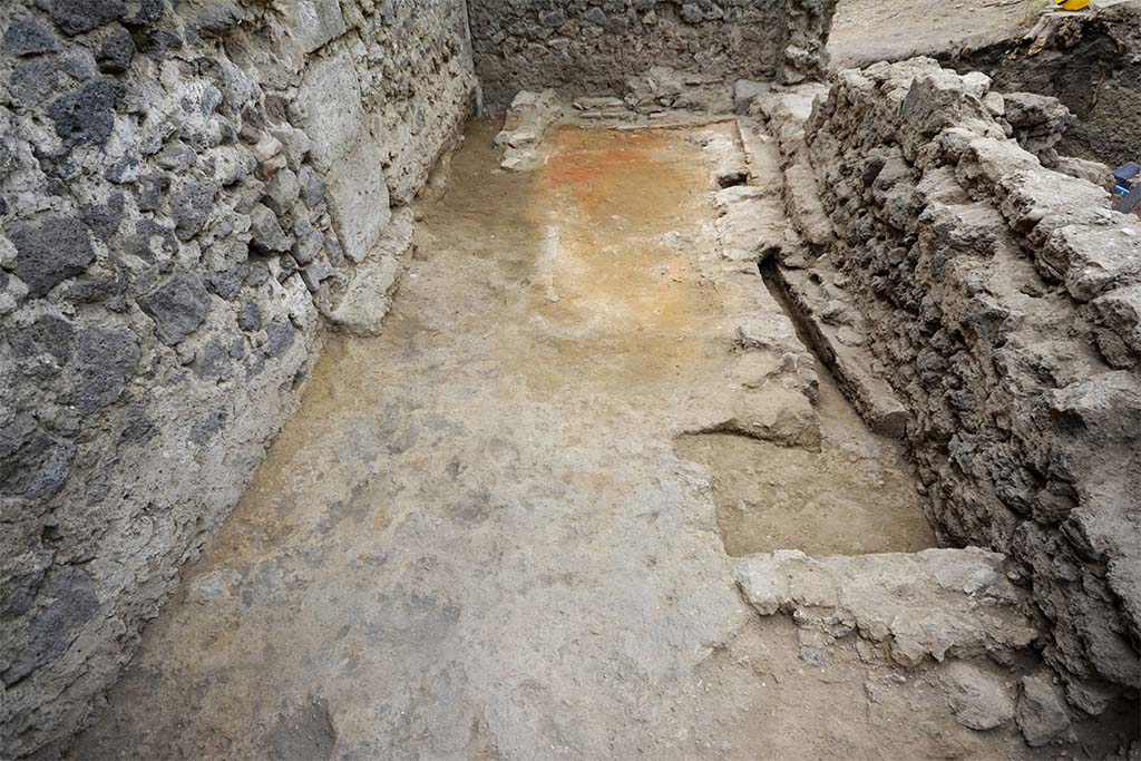 Fig. 19 � La pi�ce 30.1 et la canalisation, ant�rieure au four.
Pris du nord.
B. Lemaire, EFR/CNRS.
