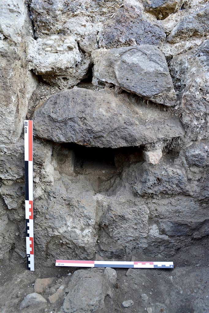 Fig. 20 � D�tail de l��vacuation de la canalisation.
Pris du sud.
B. Lemaire, EFR/CNRS.
