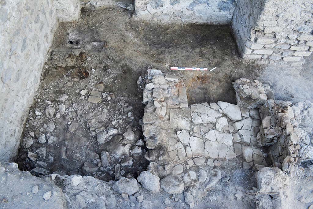 Fig. 21 � Le niveau de remblai et le sol.
Pris de l�ouest.
B. Lemaire, EFR/CNRS.
