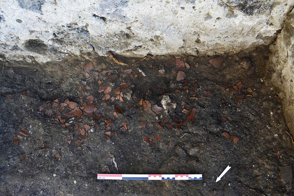 Fig. 22 � Le niveau de c�ramique attestant de la production de l�atelier.
Pris de l�ouest.
B. Lemaire, EFR/CNRS.
