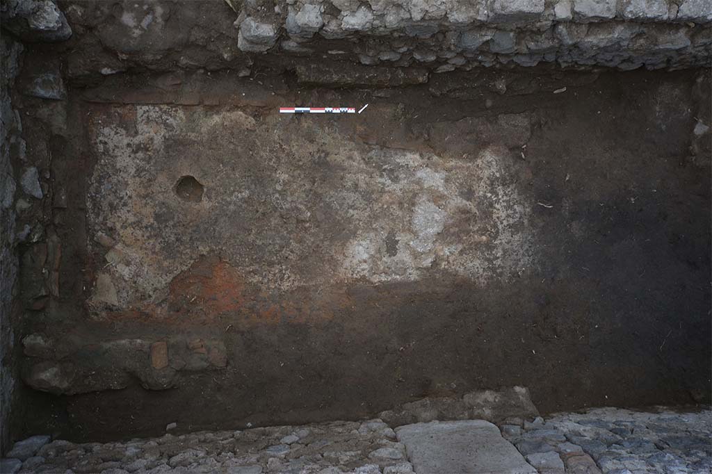 Fig. 9 - Photo z�nithale du four FR30018 situ� dans la pi�ce 30-1.
Clich� B. Lemaire.
