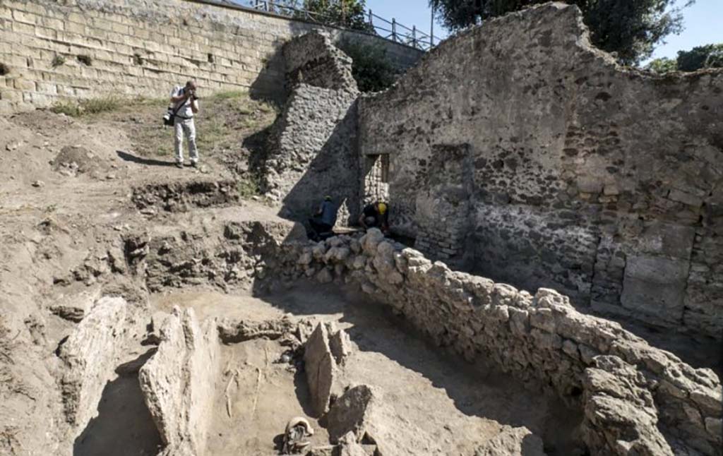 HG31A Pompeii. Tomb of a Samnite Woman. 2015. Tomb with HGE30 between the low and high walls on right with doorway to HGE29 at far end.
Photograph � Parco Archeologico di Pompei.
