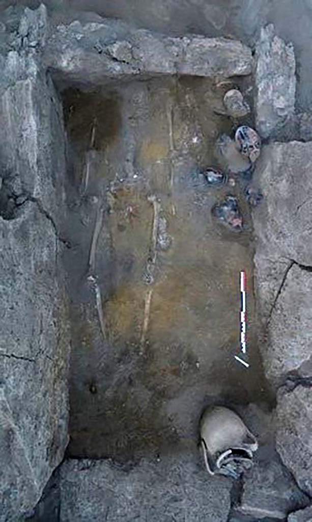 HG31A Pompeii. Tomb of a Samnite Woman. 2015. 
The tomb contained the skeleton of a woman lying on her back, surrounded by twelve red-figure Attica-style vases with red motifs on a black background and an amphora.
The head was presented to the north-east.
Photograph � Parco Archeologico di Pompei.

