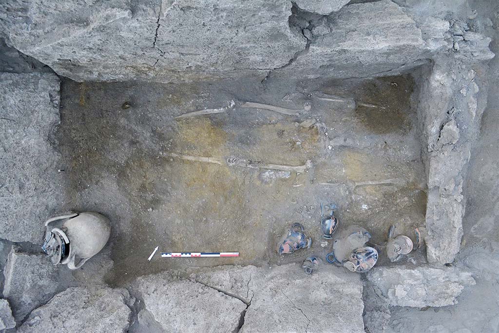 The burial SP30055 (HGE31A), the deceased and her grave goods. View from above. (See CEFR 1581 and below) Fig. 25.
La s�pulture SP30055 (HGE31A), le d�funt et son mobilier. Vue z�nithale. (Voir CEFR 1581 et ci-dessous) Fig. 25.
Photo � B. Lemaire, EFR/CNRS.
