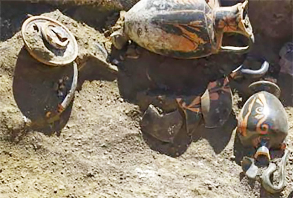 HG31A Pompeii. Tomb of a Samnite Woman. 2015. Twelve red-figure Attica-style vases with red motifs on a black background were found.
A first lot was deposited to the east of the burial, near the upper part of the body. It consists of a l�kan� composed of a receptacle and its lid. 
The latter was covered with a red-figured lecythus. 
There was also an oenocho�, a red-figure amphora, a skyphos and a canthare with a monochrome overpainted decoration, as well as a second lecythus.
(See CEFR 1581 and below) Para. 44, Fig. 26.

Un premier lot a �t� d�pos� � l�est de la s�pulture, � proximit� de la partie sup�rieure du corps. 
Il est constitu� d�une l�kan� compos�e d�un r�ceptacle et de son couvercle. 
Ce dernier �tait recouvert d�un l�cythe � figures rouges. 
Il y avait �galement une oenocho�, une amphore � figures rouges, un skyphos et un canthare � d�cor surpeint monochrome, ainsi qu�un deuxi�me l�cythe.
(Voir CEFR 1581 et ci-dessous) Para. 44, Fig. 26.

Photograph � Parco Archeologico di Pompei.
