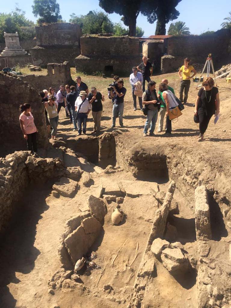 HG31A Pompeii. Tomb of a Samnite Woman. 2015. Location of tomb with tombs HGE39 and HGE39A in the background.
Photograph � Parco Archeologico di Pompei.
