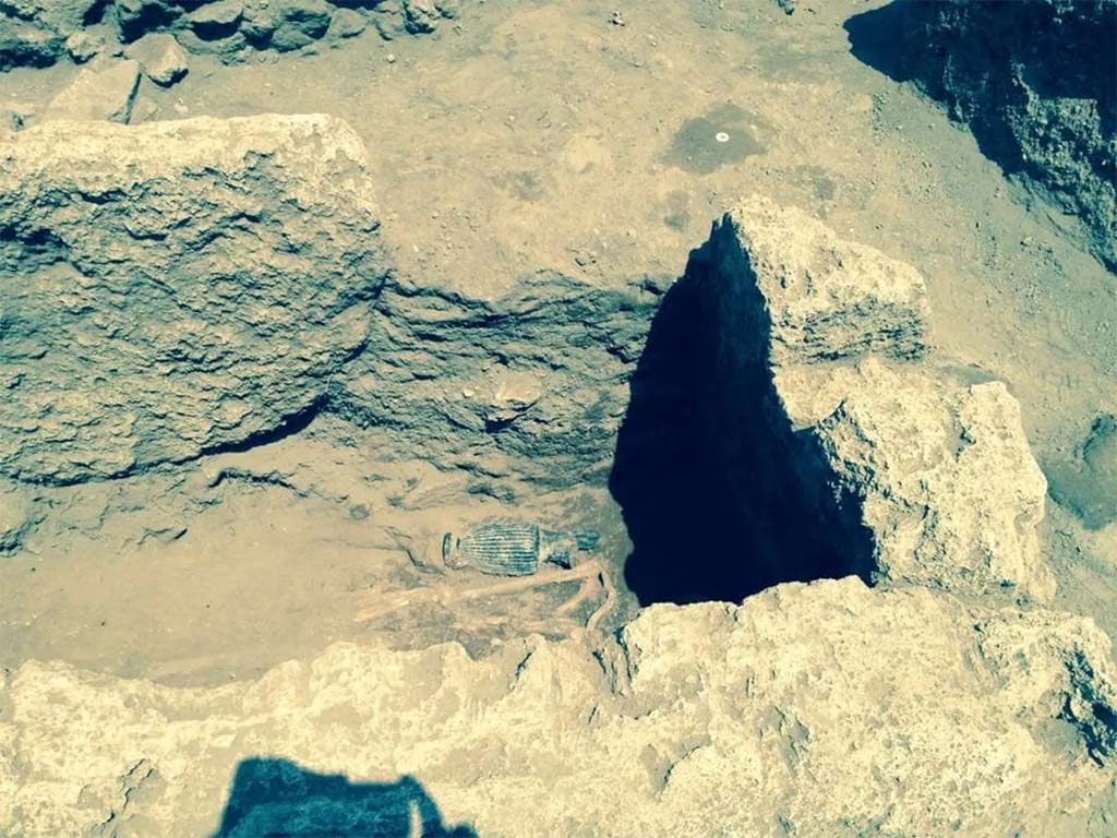 HGE32A Pompeii. June 2016. Tomb of a Samnite Man. The chest tomb of the late fifth century BC.

La tomba a cassa di fine V secolo avanti Cristo.

Photograph � Parco Archeologico di Pompei.
