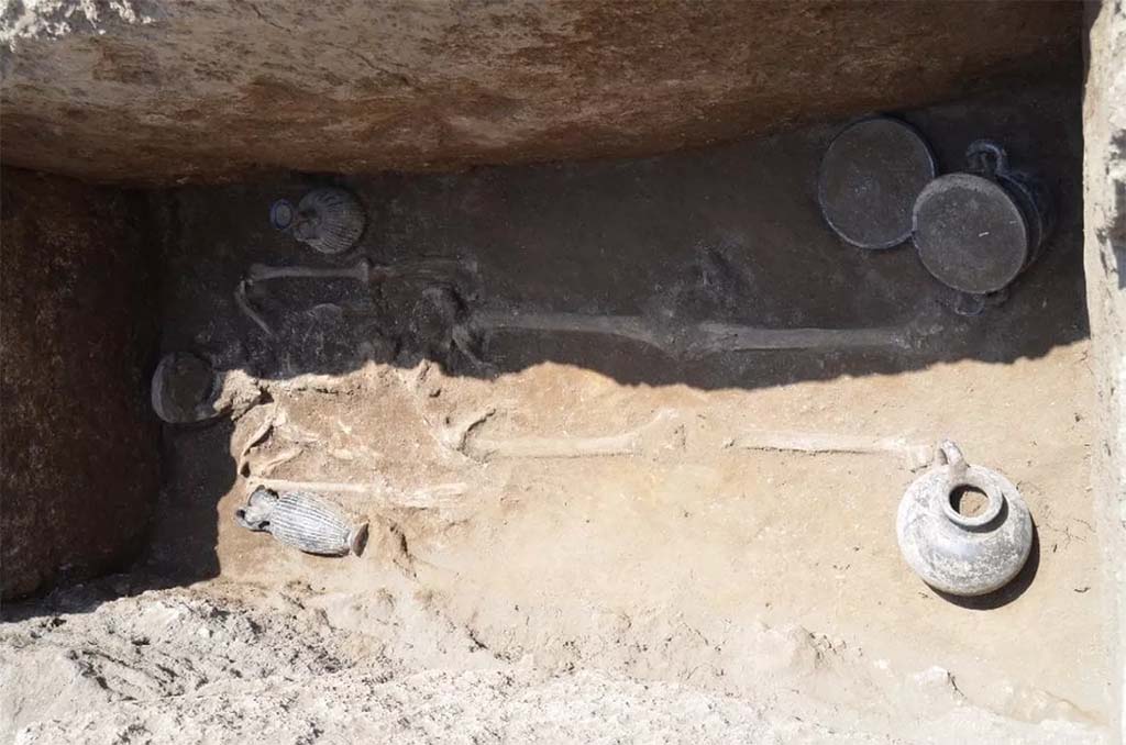 HGE32A Pompeii. June 2016. Tomb of a Samnite Man. The distribution is as follows: 
there is an oenochoe lying against the right arm, a lekythos in a vertical position near the left arm, then three vases next to the left leg: a cup on a high foot, a kylix, and a skyphos, while near the right leg, there was a jug. 

La r�partition est la suivante : 
on retrouve une oenochoe en position allong�e contre le bras droit, un l�cythe en position verticale � proximit� du bras gauche, puis trois vases � c�t� de la jambe gauche : une coupe sur haut pied, une kylix, et un skyphos, tandis qu�� proximit� de la jambe droite, se trouvait une cruche. 

See Pomp�i, Porta Ercolano : organisation, gestion et transformations d�une zone suburbaine: Campagne 2016 CEFR 1676 and below.

Photograph � Parco Archeologico di Pompei.


