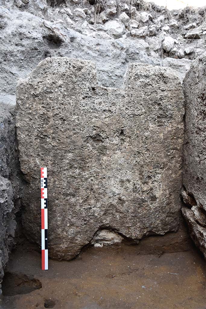 Fig. 28 � Paroi nord de la s�pulture avec d�tail d�une encoche.
Vue du sud.
Clich� : B. Lemaire-EFR.
