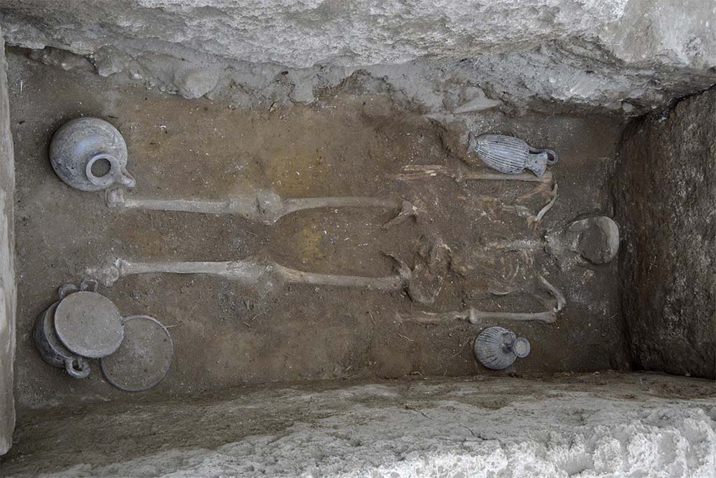 Fig. 29 � Vue z�nithale de la s�pulture, du d�funt et des offrandes.
Clich� : B. Lemaire.
