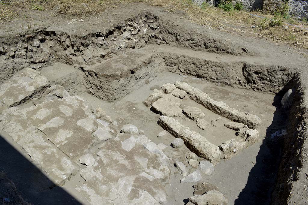 Fig. 31 � D�tail de l�effondrement du mur moderne au premier plan.
Vu de l�est.
Clich� : B. Lemaire-EFR.
Celui-ci a pu s�effondrer lors des bombardements de 1943, mais l��tude des archives permettra peut-�tre d�apporter des r�ponses plus pr�cises.
