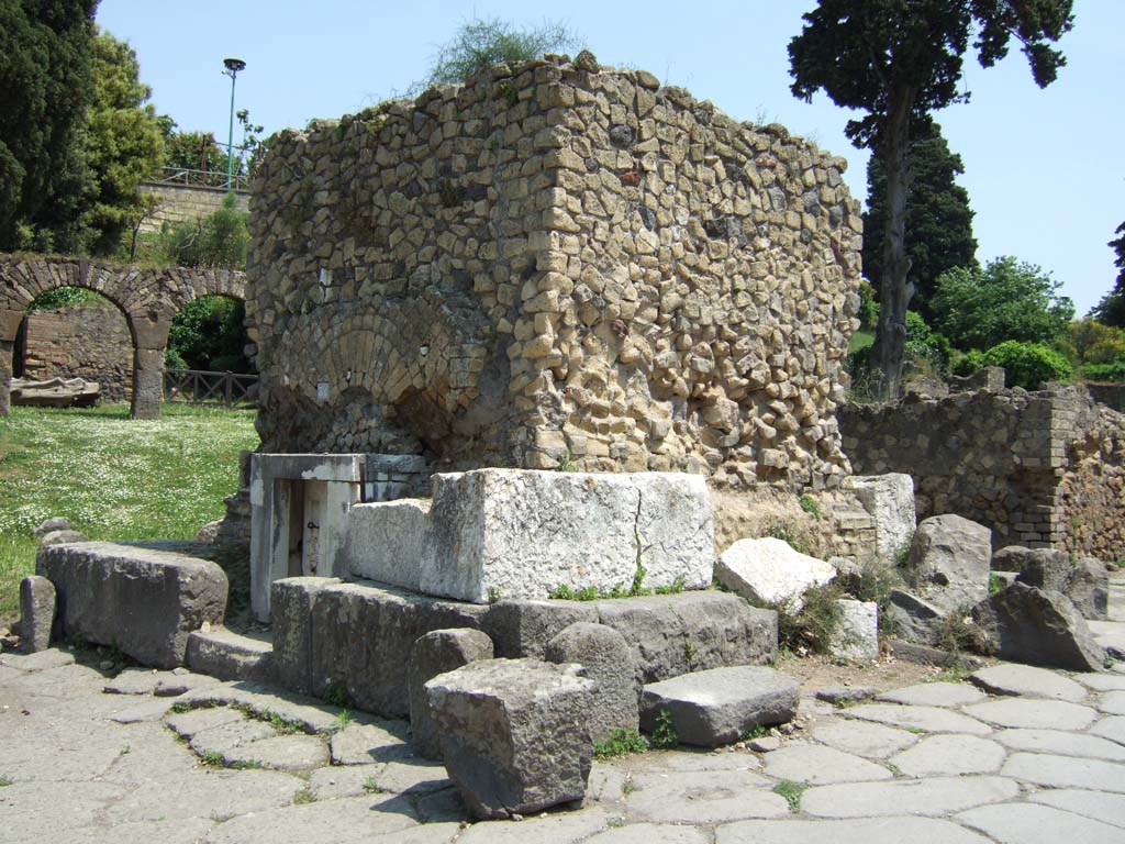 HGE34 Pompeii. May 2006. North and west sides.
According to Kockel, seven fragments of an inscription tablet were found in the street on 26th June 1813. 
The inscription read:

L(ucius) Caltilius L(uci) l(ibertus)
Coll(ina tribu)
[P]amphilus
[---]ae uxori
[---]mo                 [CIL IV 1046]

See Kockel V., 1983. Die Grabbauten vor dem Herkulaner Tor in Pompeji. Mainz: von Zabern. (p.162-5).
