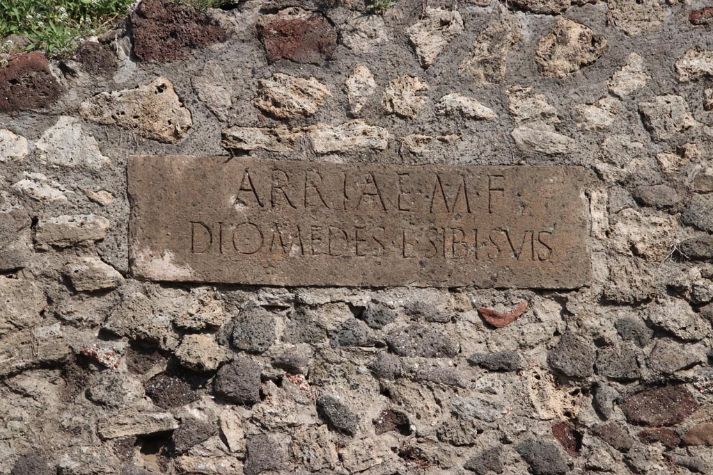 HGE42 Pompeii. Pompeii. October 2023. 
Tufa plaque found on 29th December 1774 in situ in the retaining wall under front of the tomb.Photo courtesy of Klaus Heese.
It contains the inscription –
ARRIAE M F
DIOMEDES L SIBI SVIS      [CIL X 1043]
