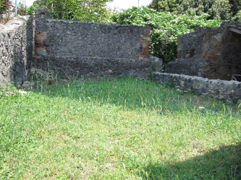 HGE43 Pompeii. May 2006. Looking north from Via dei Sepolcri towards front of tomb.  