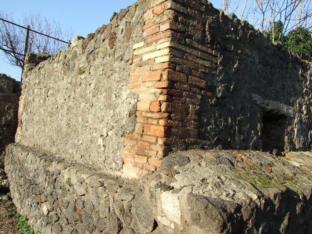 HGE43 Pompeii. December 2006. South-east corner of tomb.  