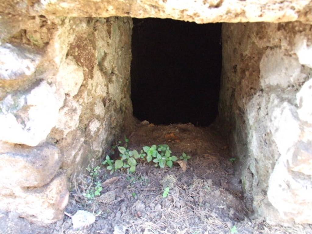 HGE43 Pompeii. December 2006. Lower opening in east side of tomb.  