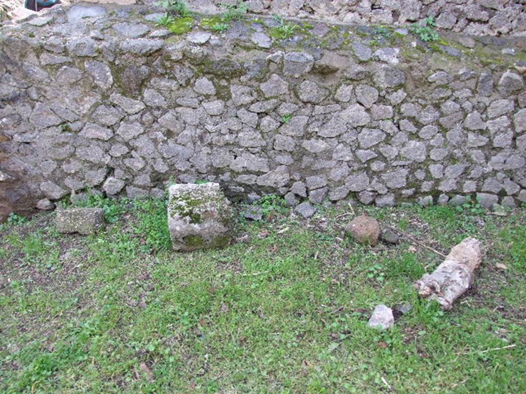 HGE43 Pompeii. December 2006. North side of tomb.  