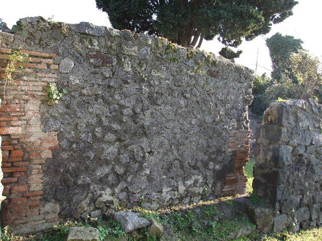 HGE43 Pompeii. December 2006. West side of tomb.  