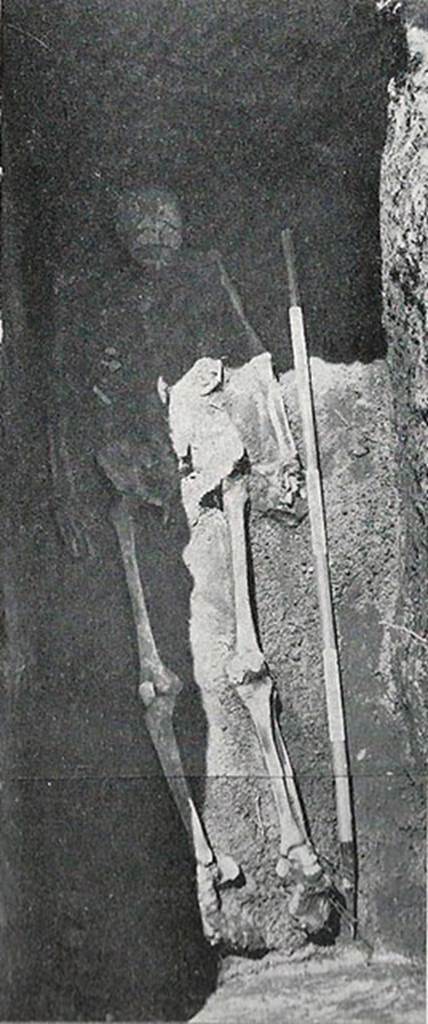 HGE45 Pompeii. Grave 2 and skeleton. 
According to Stefano De Caro, the size of the skeleton and the bone remains suggest this was a male.
There were no other grave contents.
This is the more westerly of the two graves.
See De Caro S., 1979. Cronache Pompeiane V, p. 185, p. 187, fig. 12.
