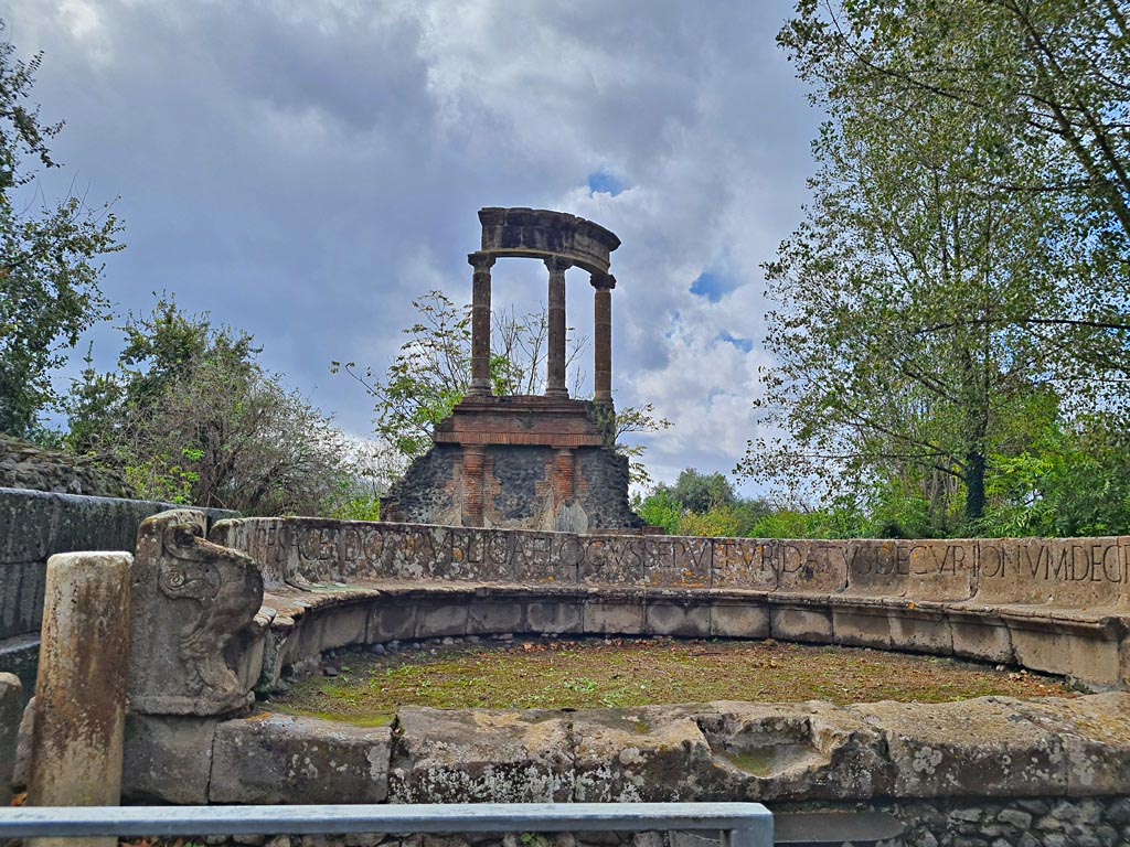 HGW04 Pompeii. November 2023. Looking west to schola with inscription. Photo courtesy of Giuseppe Ciaramella.