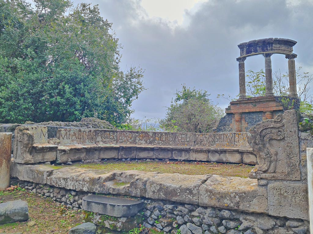 HGW04 Pompeii. November 2023. Looking towards south end of schola tomb of Mamia. Photo courtesy of Giuseppe Ciaramella.