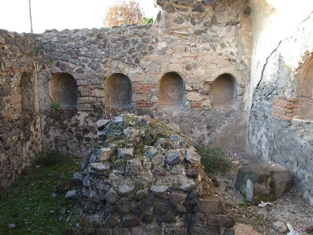 HGW04a Pompeii. December 2006. Inside the tomb, looking north.
