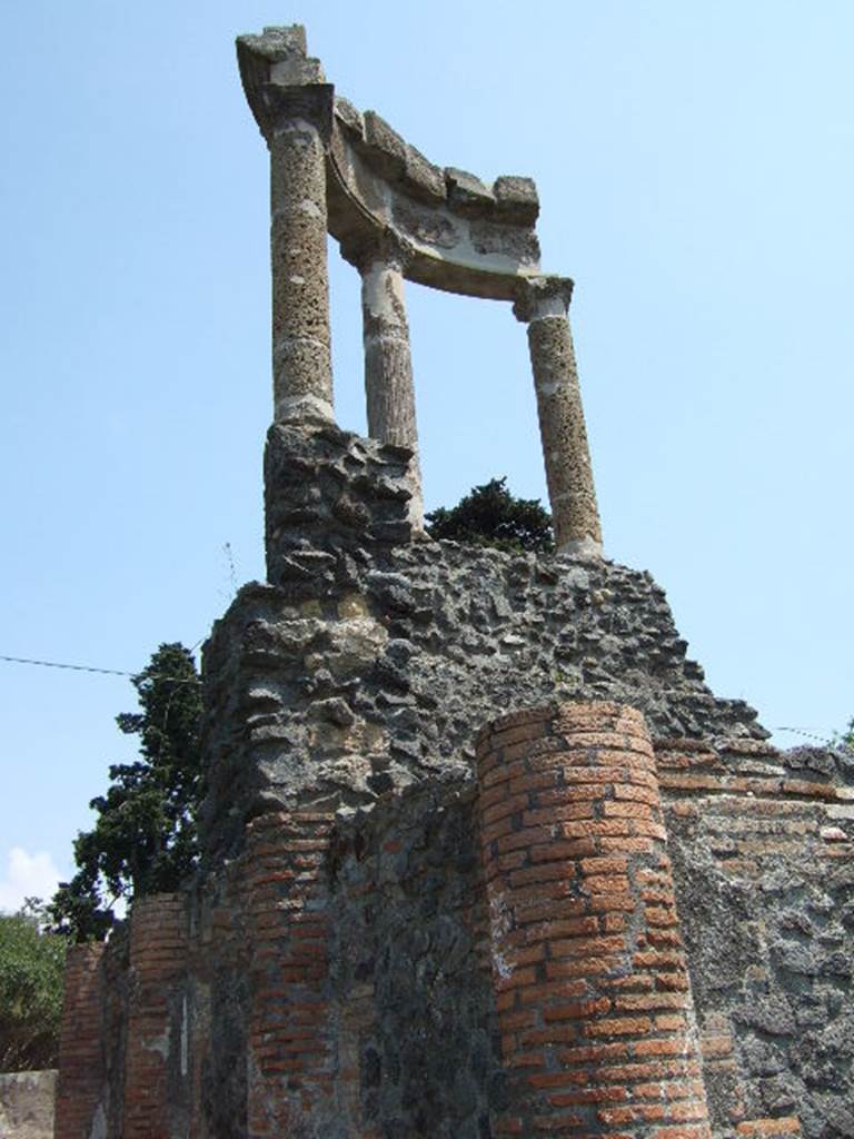 HGW04a Pompeii. May 2006. Looking east at circular aedicula.