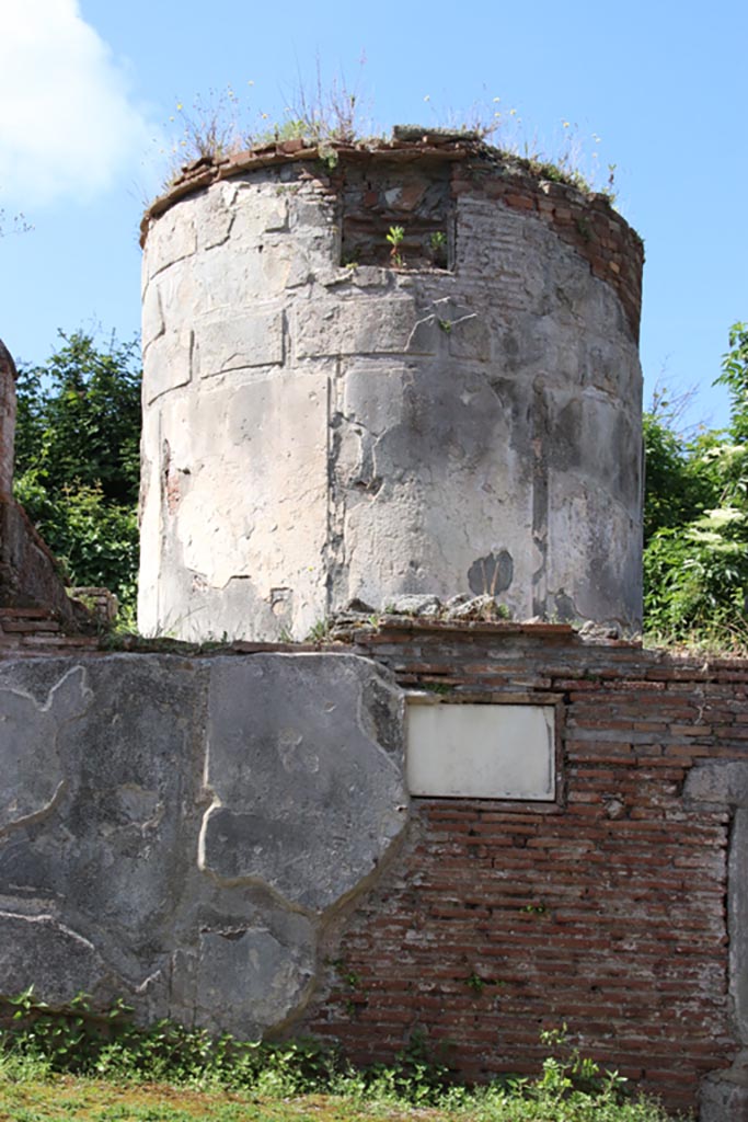 HGW18 Pompeii. May 2024. 
Looking west towards south end of east side of tomb. Photo courtesy of Klaus Heese.
