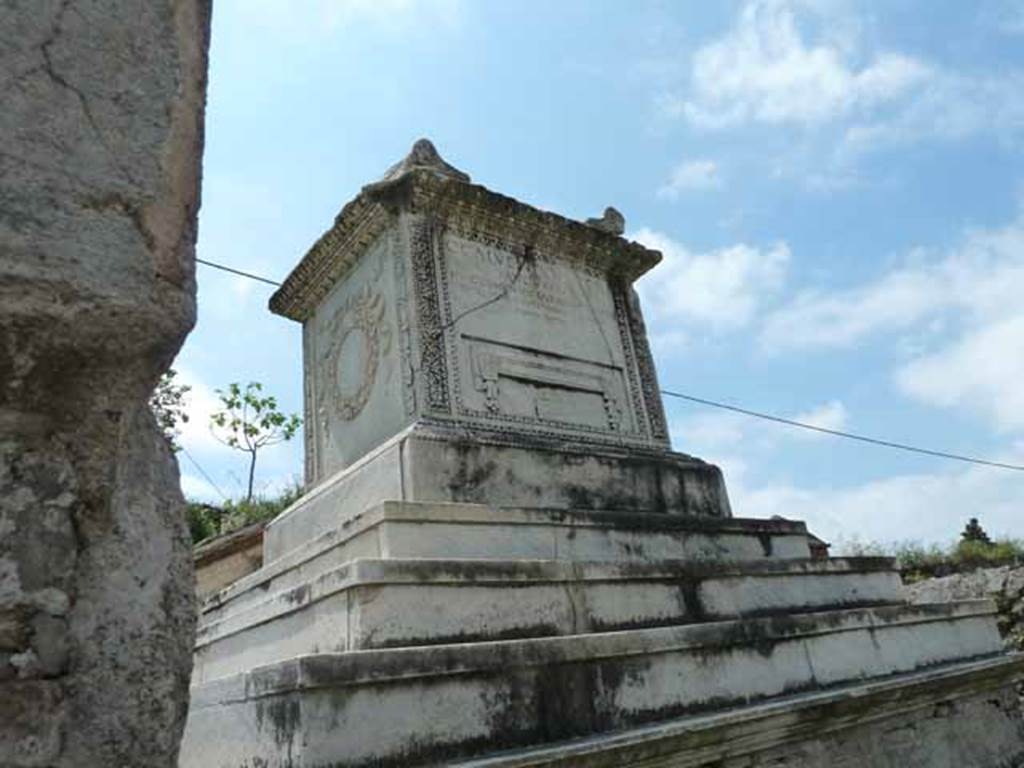 HGW20 Pompeii. May 2010. South and east sides of marble altar.