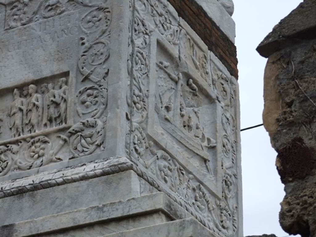 HGW22 Pompeii. December 2007. Upper north side with ship relief.