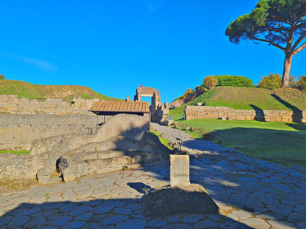 Pompeii Porta di Nocera. October 2024. 
Looking north to Cippus of Titus Suedius Clemens and Porta Nocera. Photo courtesy of Giuseppe Ciaramella.
