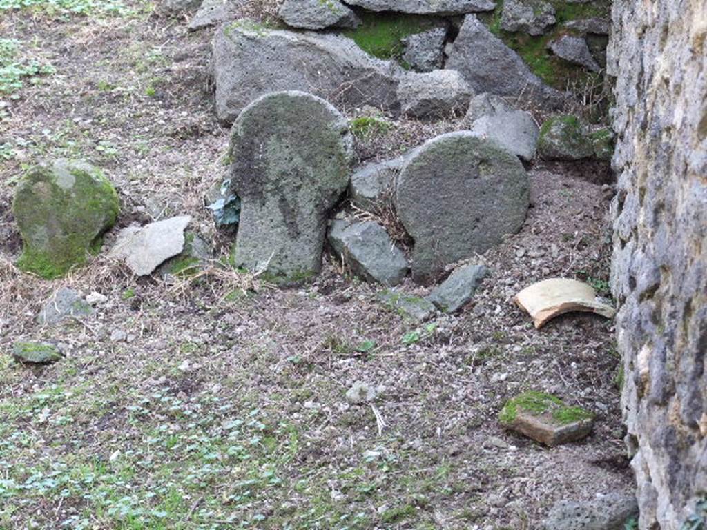 Pompeii Porta Nocera.Tomb 22EN. Columelle at the rear. May 2006.