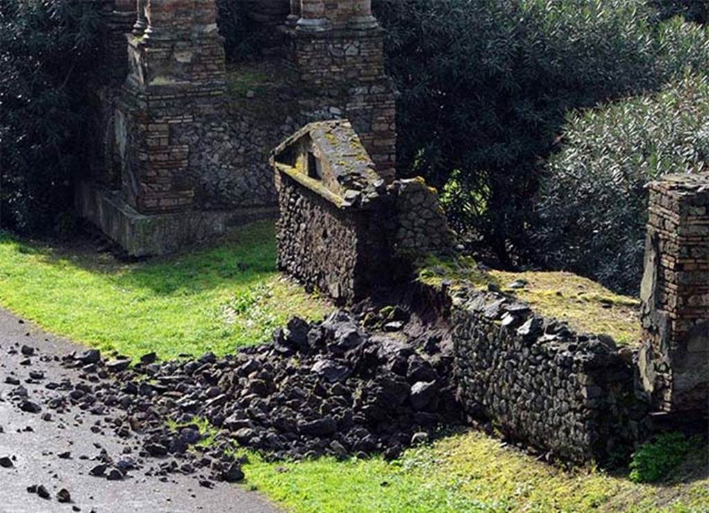 Pompeii Porta Nocera. March 2014. Tomb 24EN, with the collapsed wall. 