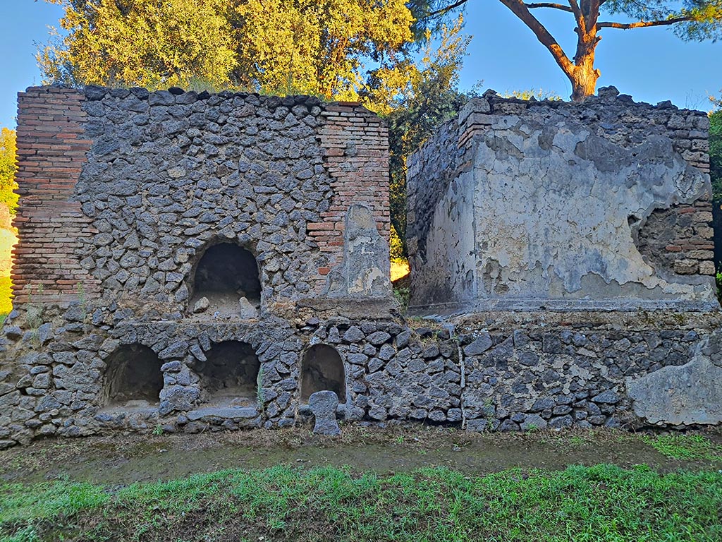 Pompeii Porta Nocera. October 2024. 
Tomb 36EN, four columelle were found but none had an inscription. One columelle can be seen in front of the niche, in centre.
Photo courtesy of Giuseppe Ciaramella.
