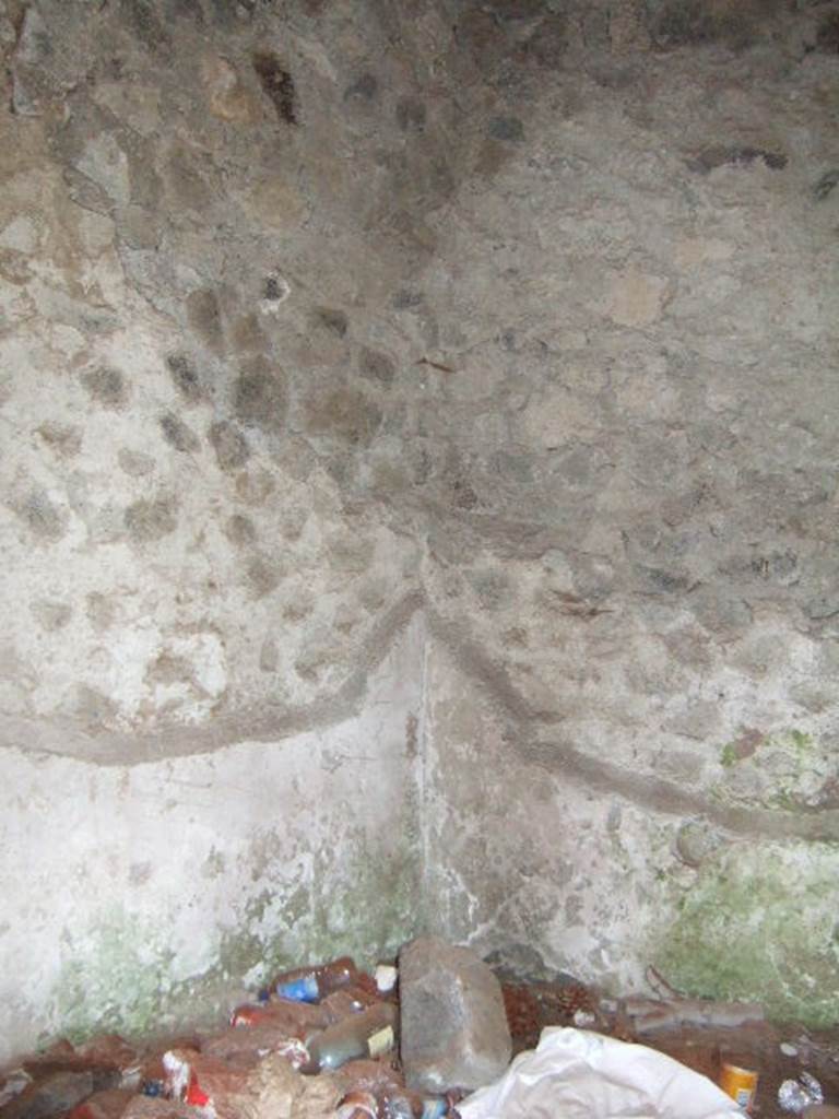 Pompeii Porta Nocera Tomb 3ES. May 2006. Interior.