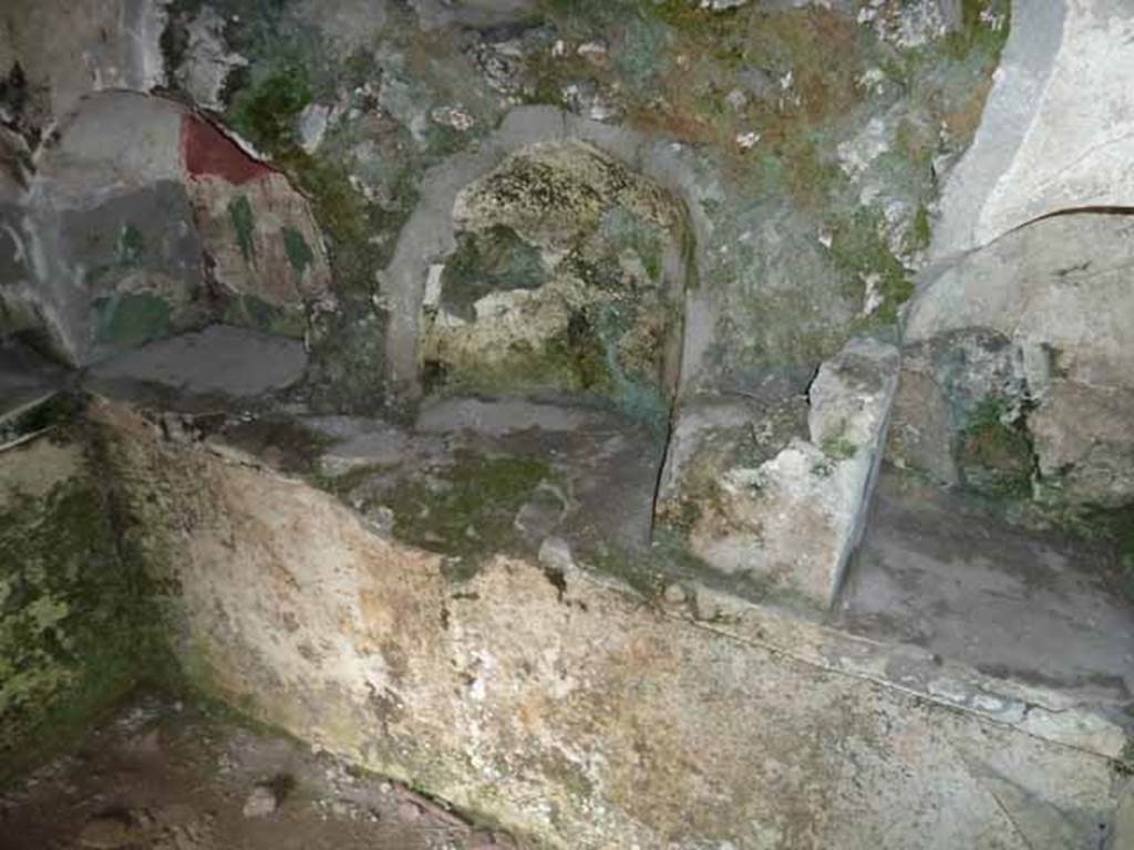 Pompeii Porta Nocera. Tomb 17ES. Niches on south wall. May 2010.