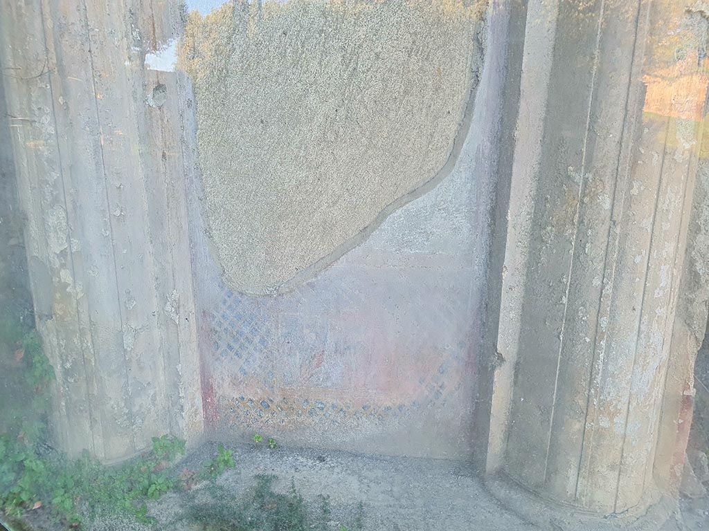 Pompeii Porta Nocera. October 2024. Tomb 19ES. Painted plaster to east of entrance. Photo courtesy of Giuseppe Ciaramella.