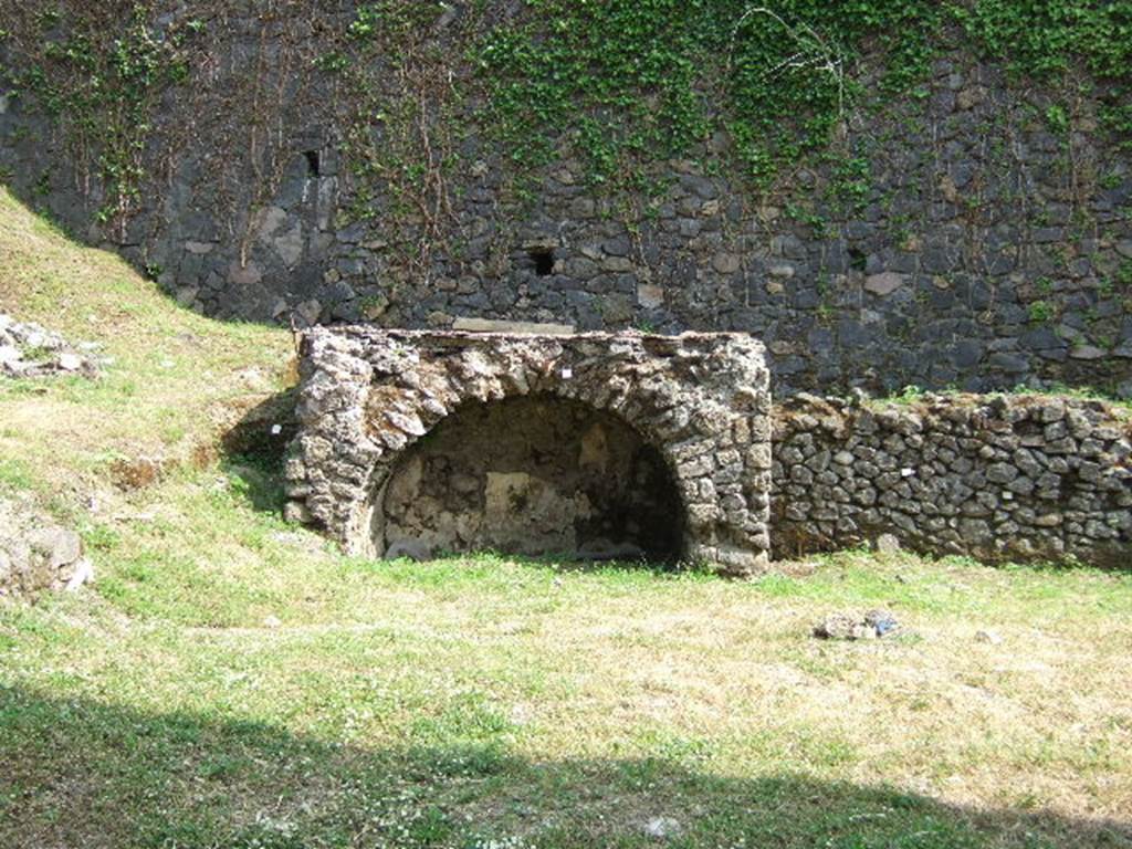 Pompeii Porta Nocera. Tomb 25OS. May 2006. This tomb is behind tombs 21OS and 23OS.
There were no finds to enable the tomb to be named. 
