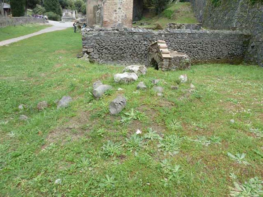 Pompeii Porta Nocera. Looking east towards 25aOS, and crossroads of Via di Nocera and Via delle Tombe. May 2010.