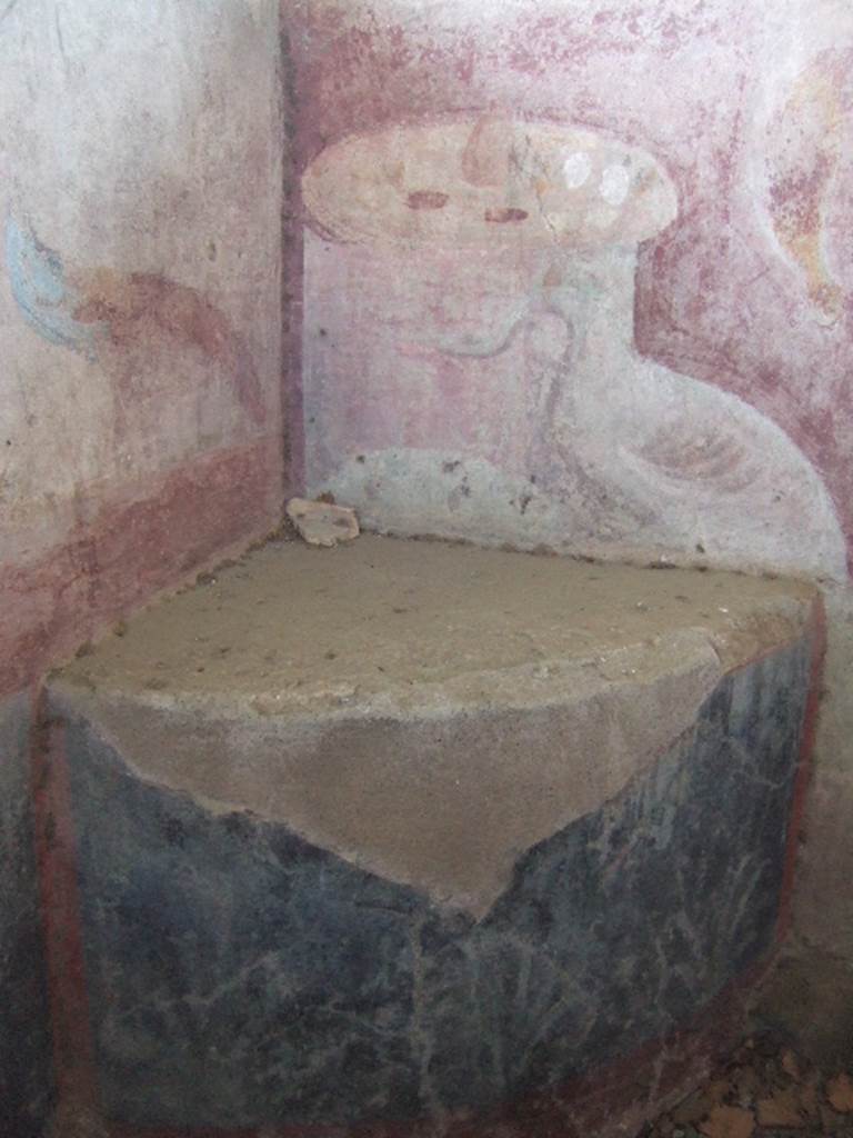 VGJ Pompeii. May 2006. South-east corner of tomb with curved platform with painting at rear. Altar?