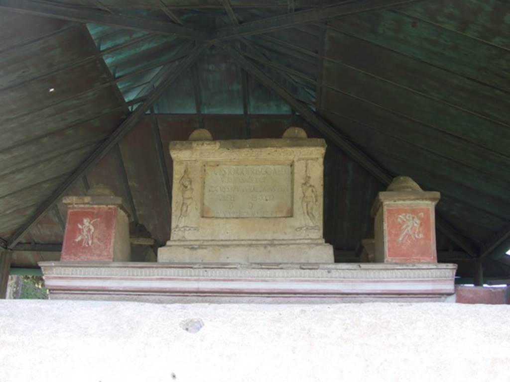 VGJ Pompeii. March 2009. East side of inner tomb with inscribed marble plaque, with female figures, and paintings of cupids.