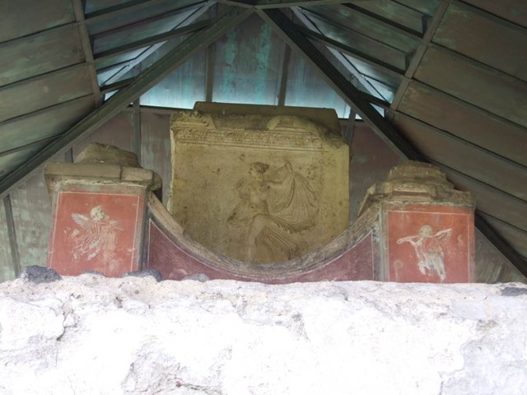 VGJ Pompeii. March 2009. North side of inner tomb with carved marble figure and paintings of cupids.